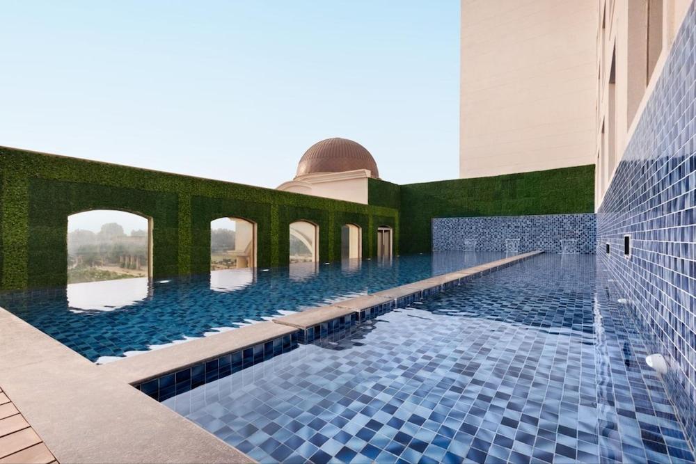Ramada By Wyndham Lucknow Hotel And Convention Center Exterior foto