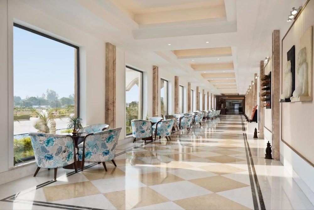 Ramada By Wyndham Lucknow Hotel And Convention Center Exterior foto