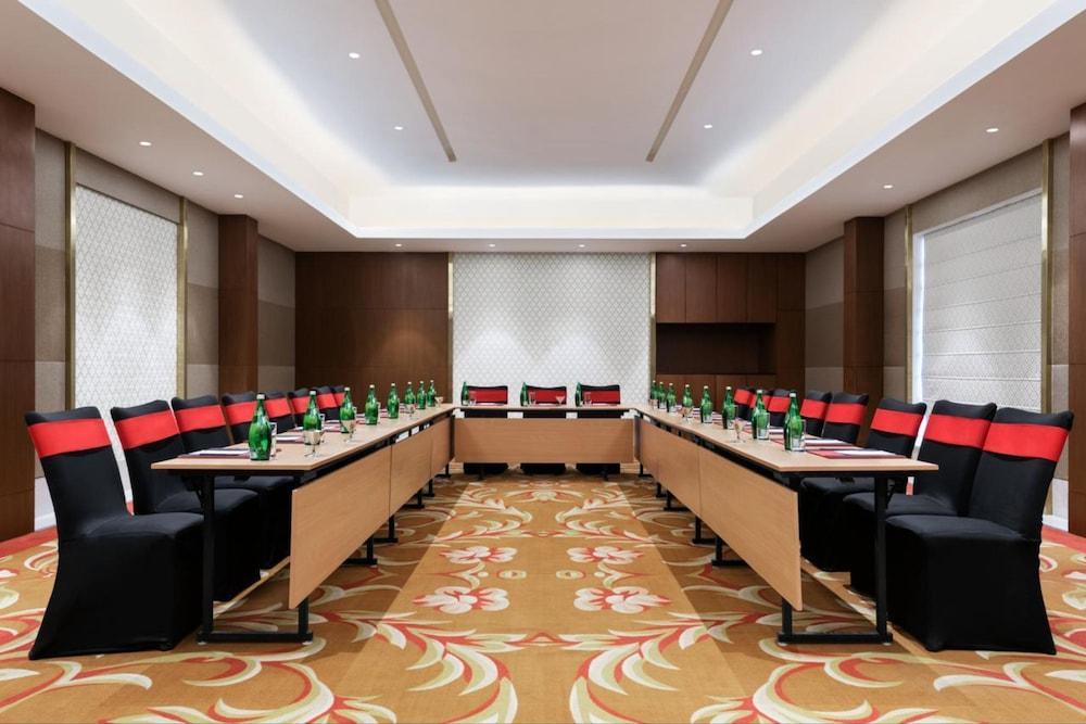 Ramada By Wyndham Lucknow Hotel And Convention Center Exterior foto